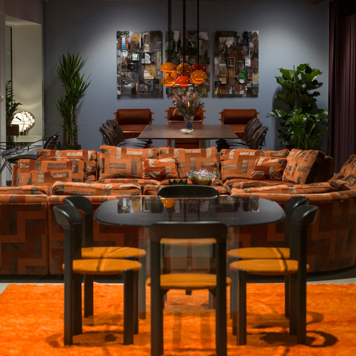 Ett vardagsrum fyllt med massor av möbler.