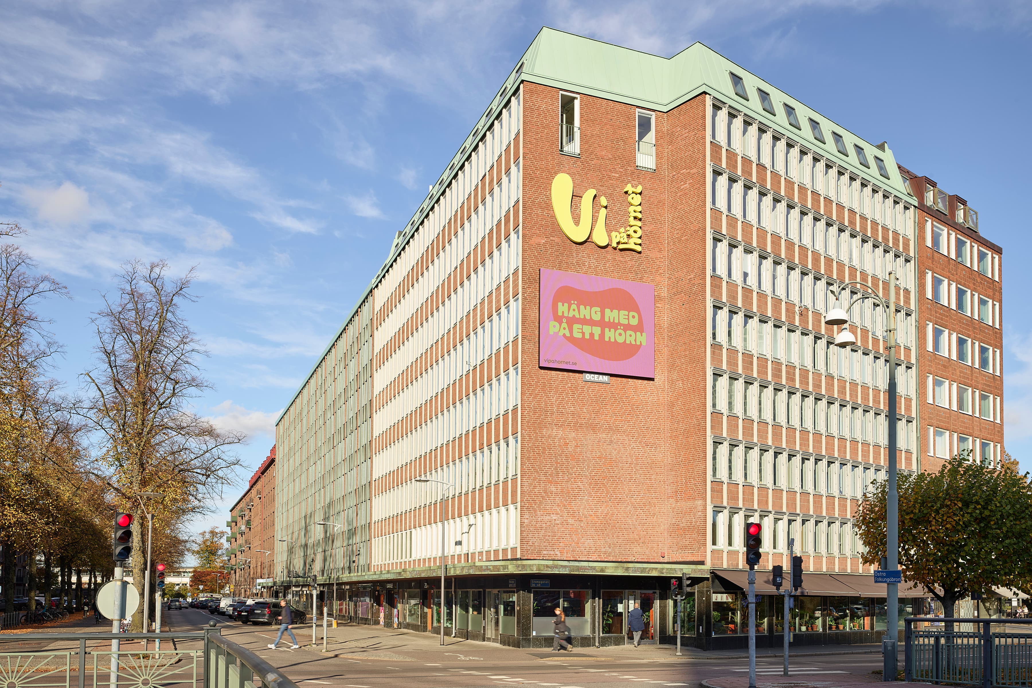 En fasad av fastigheten Vi på hörnet.
