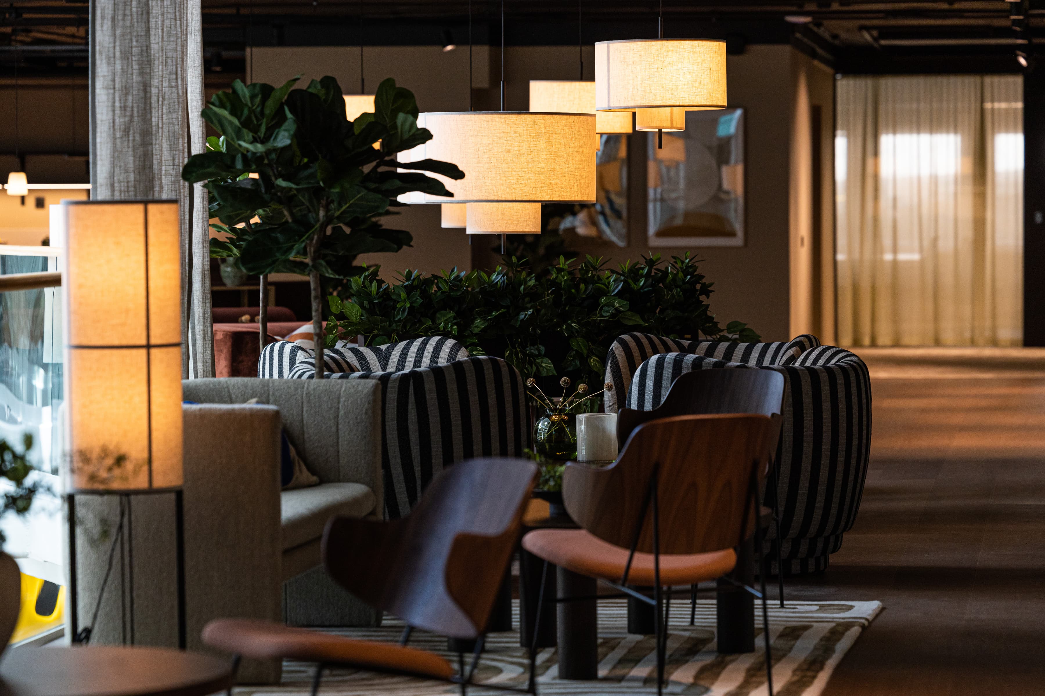 Ett rum fyllt med massor av möbler och lampor.