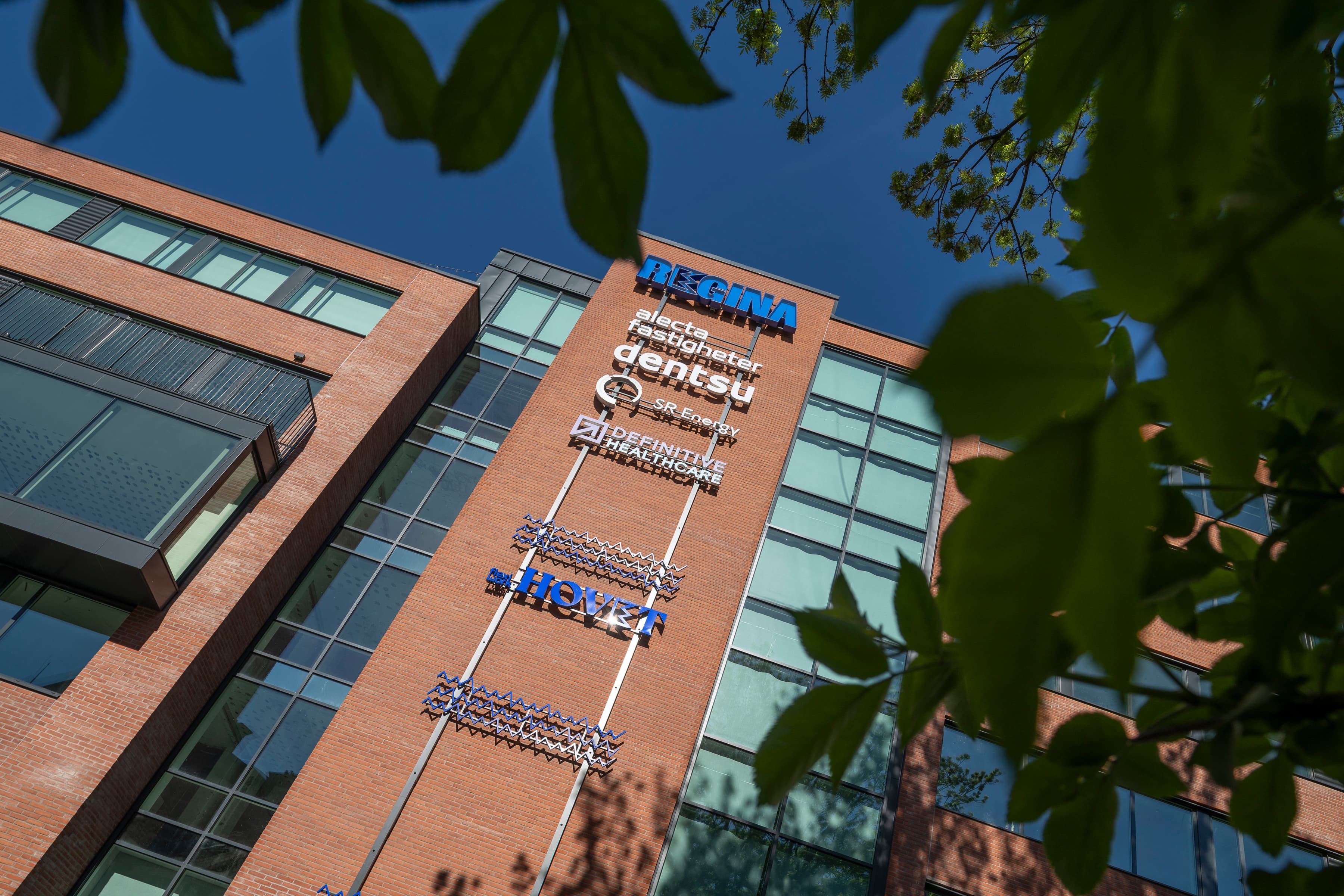 En hög byggnad med en skylt på sidan av den.